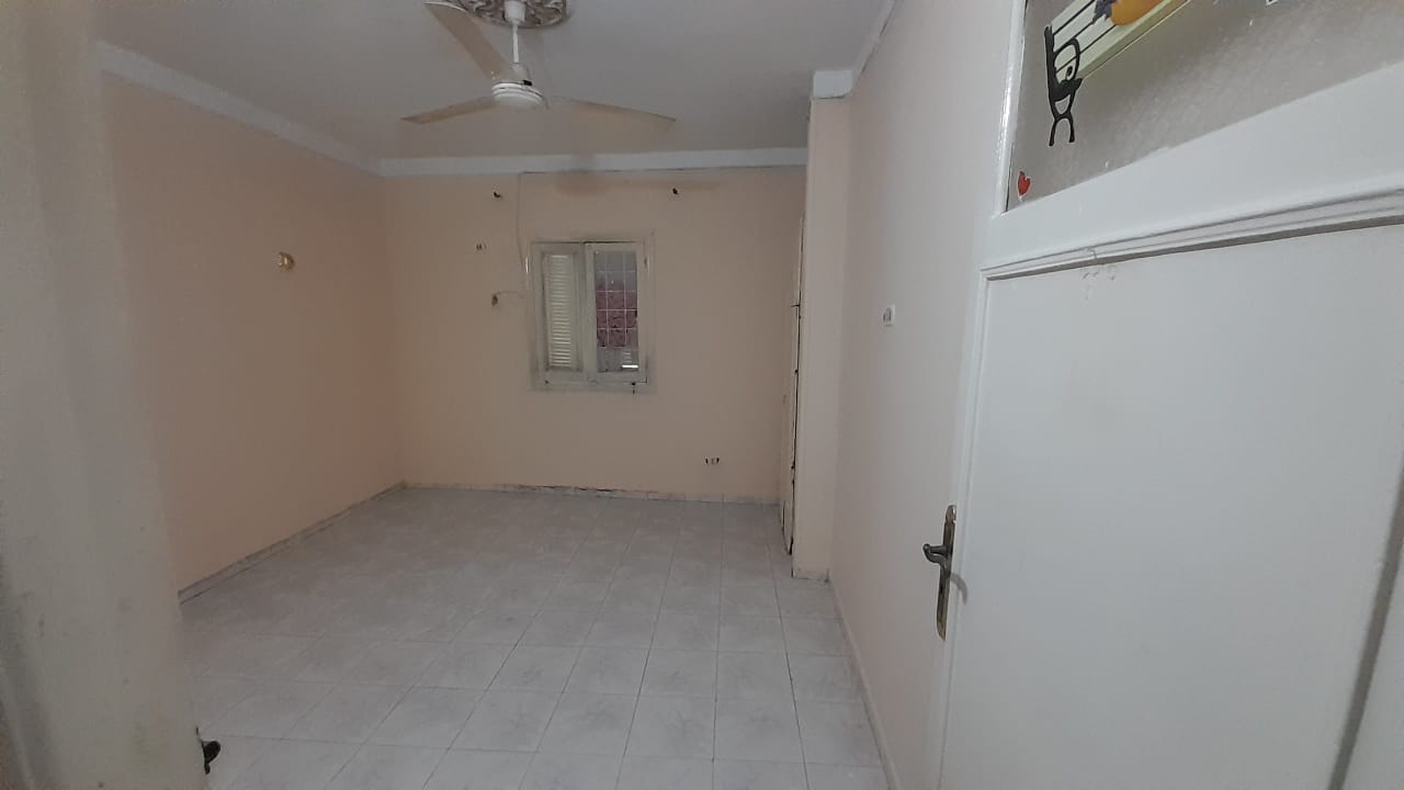 شقة للبيع فى العجوزة تفرع شارع د. شاهين 90م واجهة طابق رابع بدون مصعد