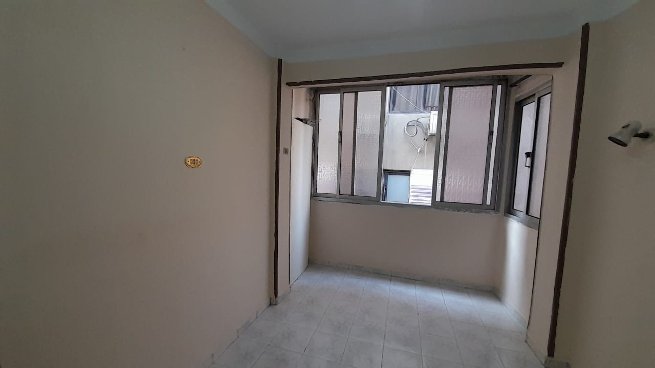 شقة للبيع فى العجوزة تفرع شارع د. شاهين 90م واجهة طابق رابع بدون مصعد