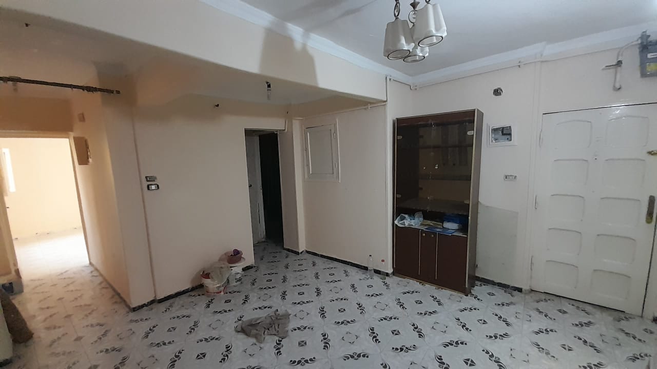 شقة للايجار فى العجوزة تفرع شارع د. شاهين 90م واجهة طابق رابع بدون مصعد